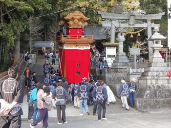 須賀神社に持ち上げる.jpg